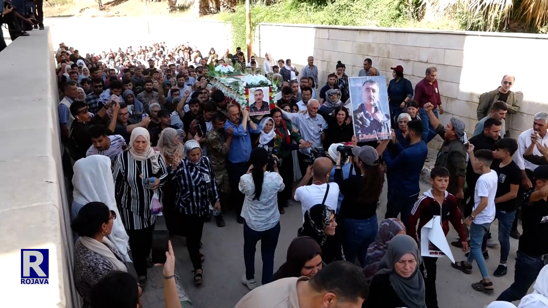 الآلاف من أهالي شمال وشرق سوريا يشيعون جثمان الشهيد فرهاد ديرك إلى مثواه الأخير