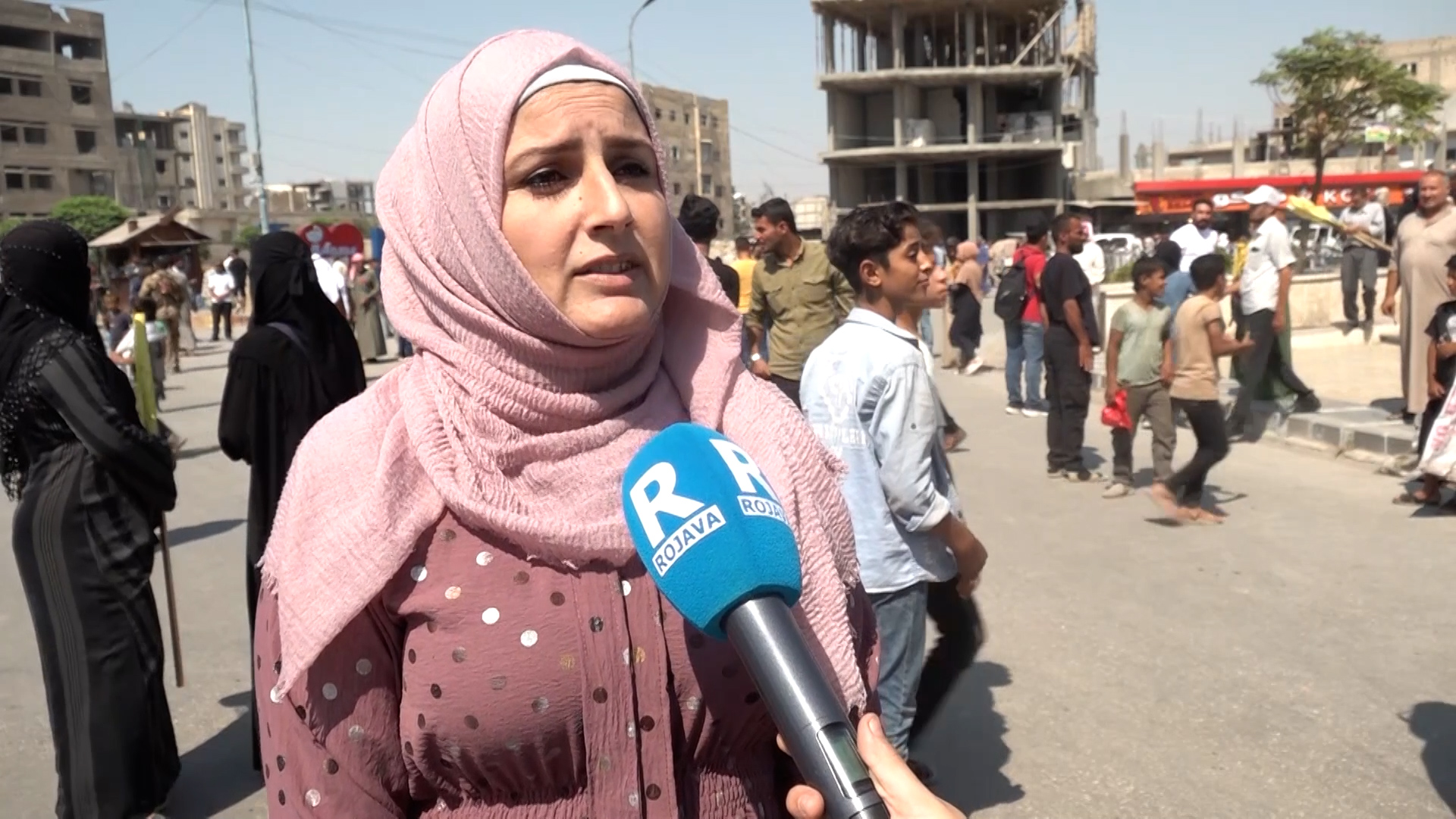 أهالي ومؤسسات الرقة ينظمون مسيرة جماهيريّة للمطالبة بحرية القائد عبد الله أوجلان