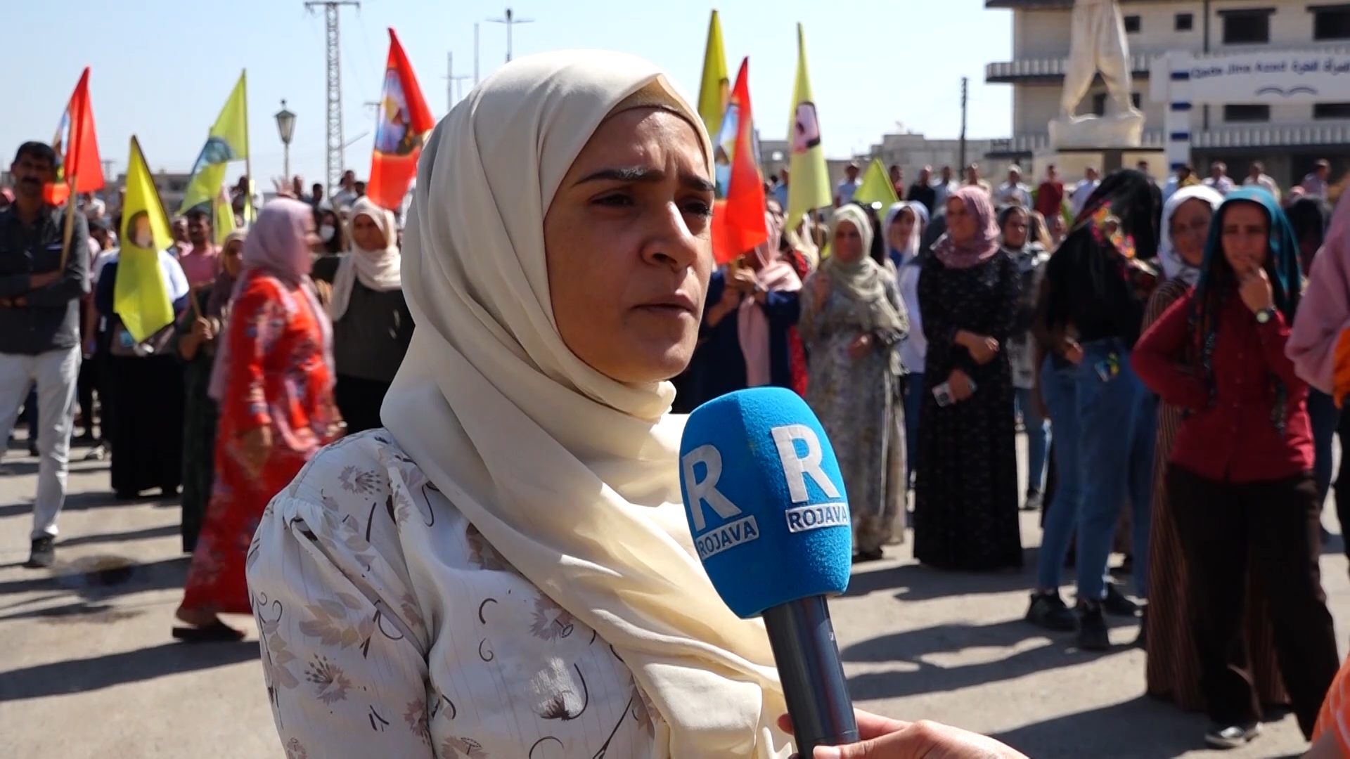 المئات من أهالي إقليم الفرات يخرجون بمسيرة تنديداً بالعزلة المفروضة على القائد آبو