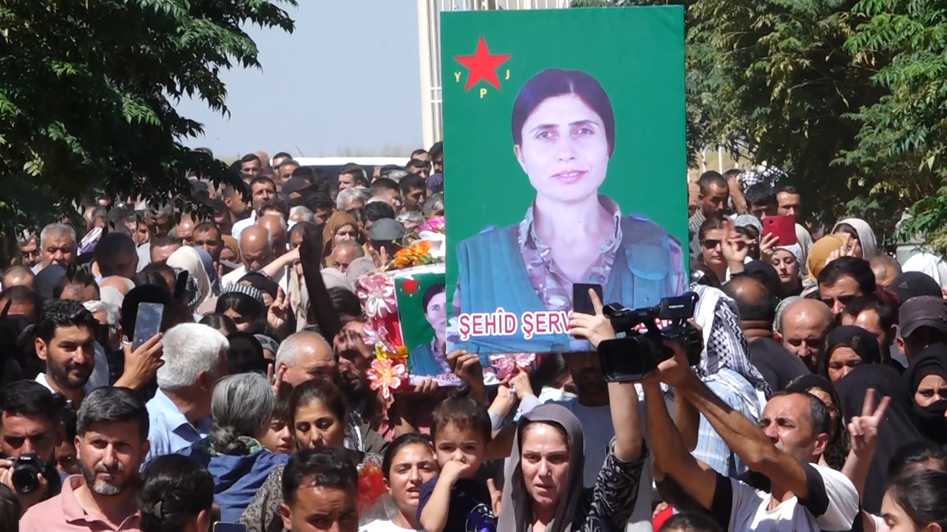 ​​​​​​​تشييع جثمان المقاتلة في وحدات حماية المرأة شرفين سردار إلى مثواها الأخير في الدرباسية